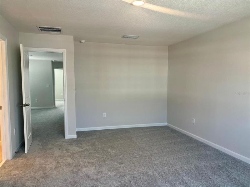 Spacious, unfurnished interior of a new home in , Orlando (Image 12).
