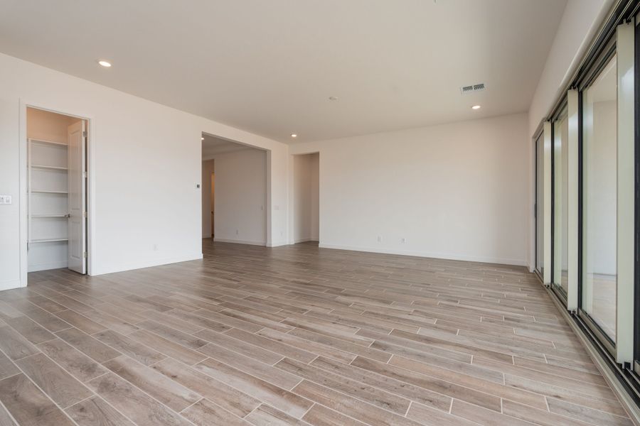 Spacious, unfurnished interior of a new home in Abel Ranch, Goodyear (Image 12).