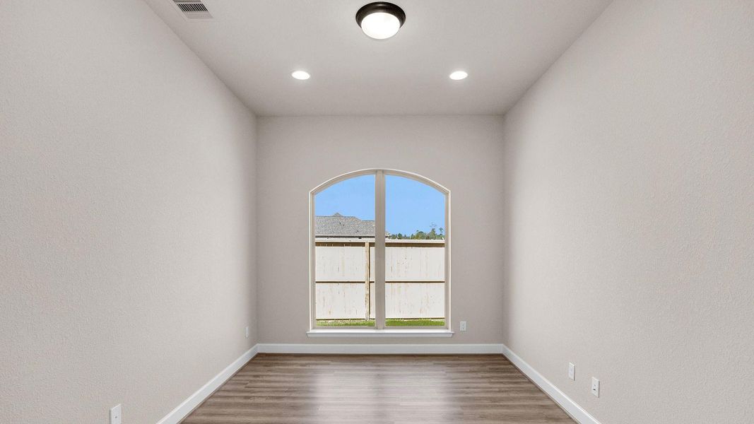 Spacious, unfurnished interior of a new home in Grand Central Park 50', Conroe (Image 10).