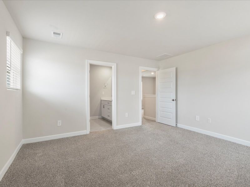 Spacious, unfurnished interior of a new home in Creek Ridge - Heritage Collection, Spartanburg (Image 9).