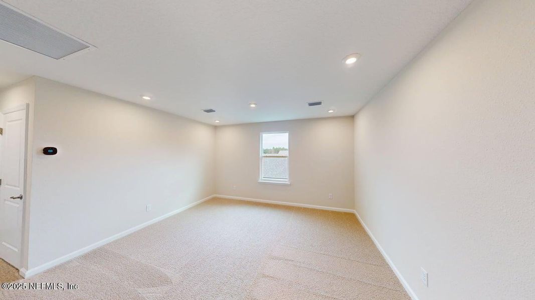 Spacious, unfurnished interior of a new home in Lakes at Bella Lago, Green Cove Springs (Image 9).