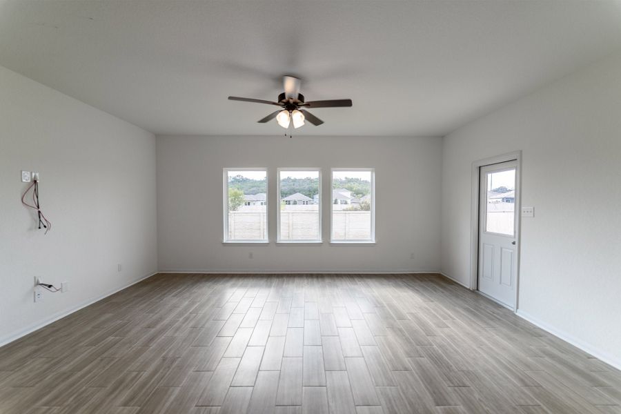 Spacious, unfurnished interior of a new home in Hunter's Ranch, San Antonio (Image 12).