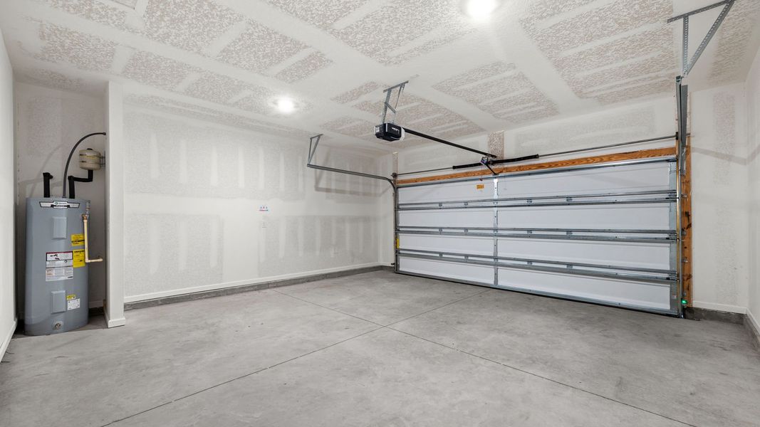 Spacious, unfurnished interior of a new home in Hodges Bayou Plantation, Panama City (Image 37).