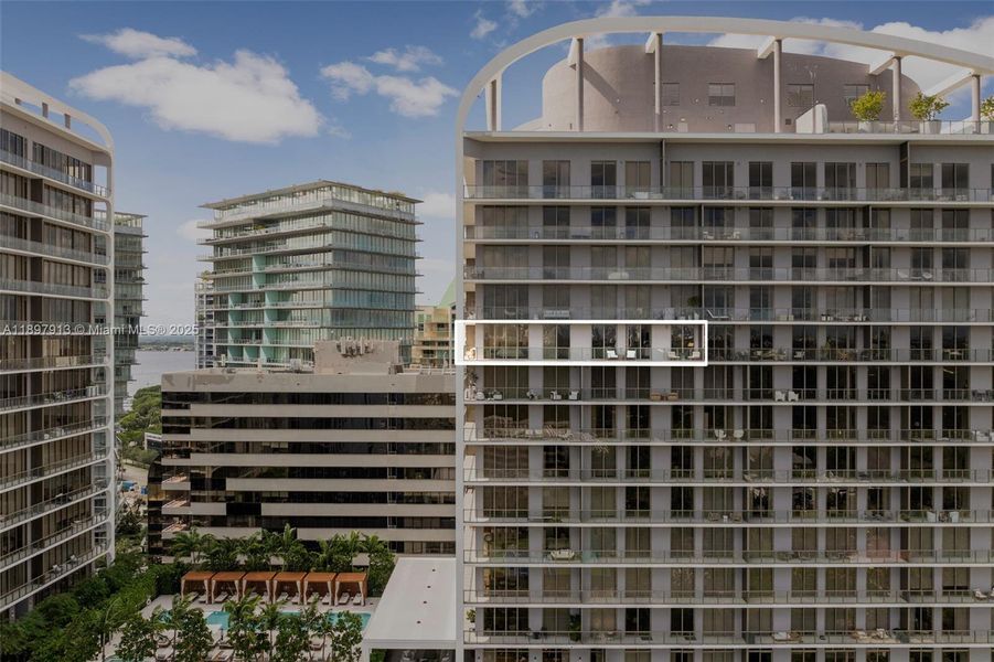 Condo located in Miami, FL showcasing its design and architecture (Image 25).