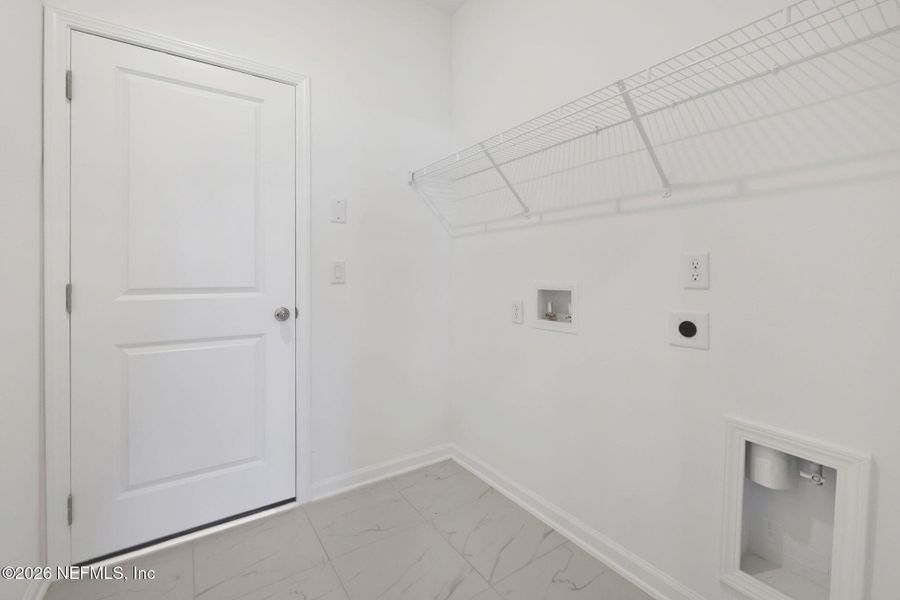 Spacious, unfurnished interior of a new home in Jennings Farm, Middleburg (Image 19).