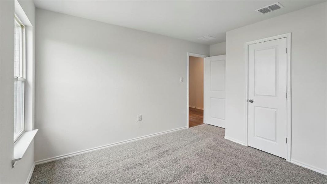 Spacious, unfurnished interior of a new home in Forestbrook Estates, Paris (Image 19).