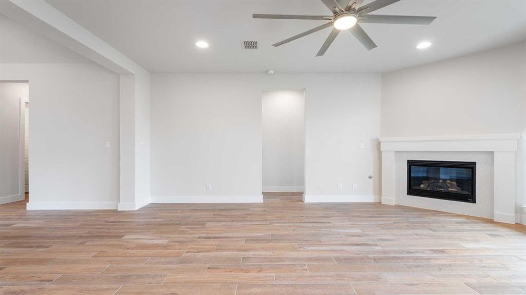 Spacious, unfurnished interior of a new home in Myrtle Creek 60', Waxahachie (Image 15).