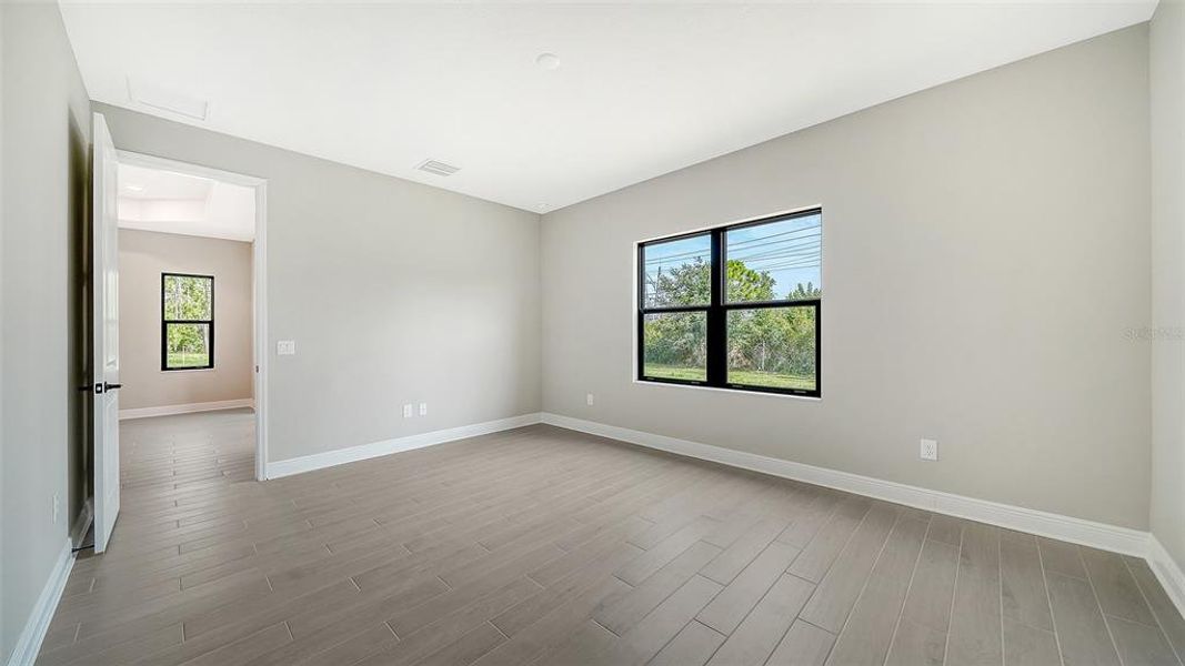 Spacious, unfurnished interior of a new home in Vicenza, Venice (Image 23).