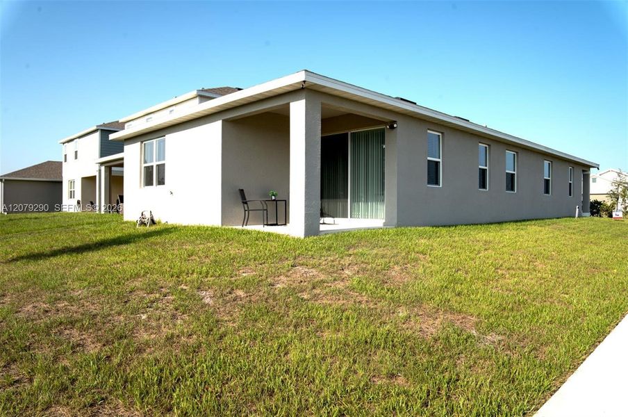 Exterior details and patio area of a home in , Haines City (Image 4).