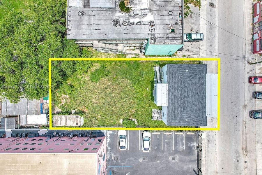 Exterior details and patio area of a home in , Miami (Image 27).