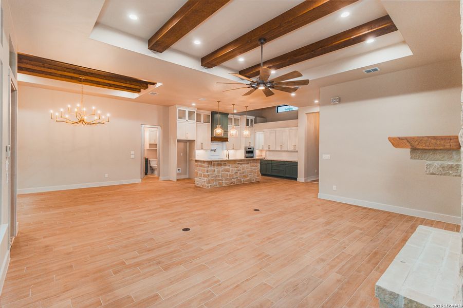 Spacious, unfurnished interior of a new home in , La Vernia (Image 15).