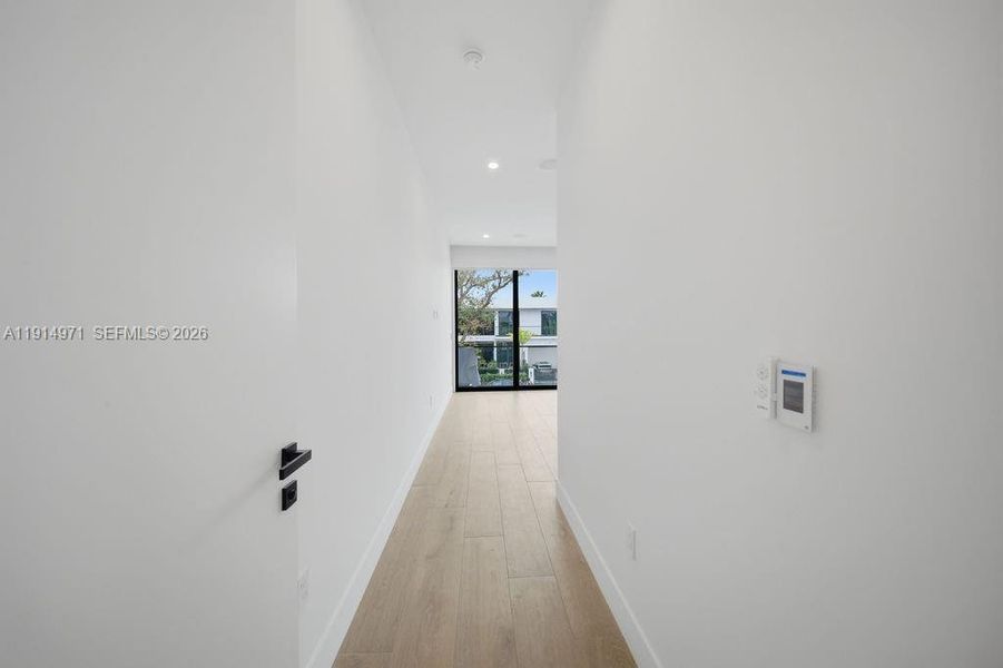 Spacious, unfurnished interior of a new home in , Fort Lauderdale (Image 73).