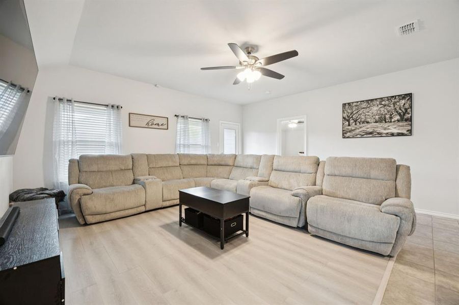 Light and bright, plenty of space for everyone Light and bright, plenty of space for everyone