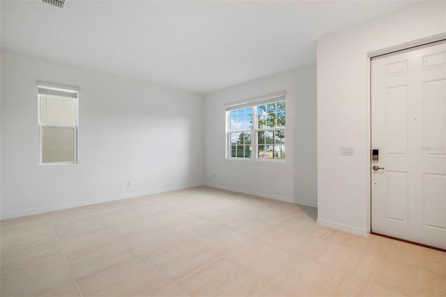 Spacious, unfurnished interior of a new home in , Deland (Image 12).