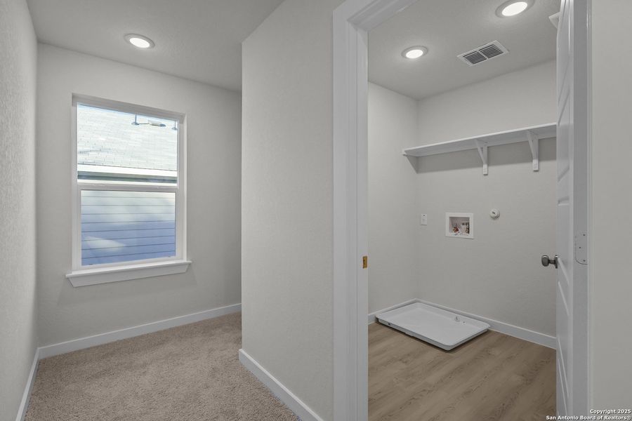 Spacious, unfurnished interior of a new home in Rosemont Hill, San Antonio (Image 24).