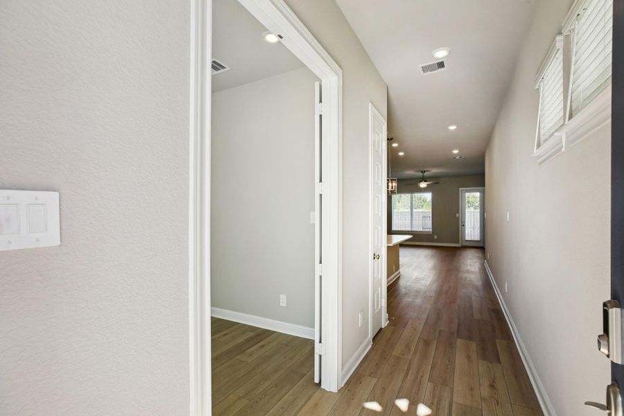 Spacious, unfurnished interior of a new home in Kemah Crossing - Luxe Series, Kemah (Image 18).