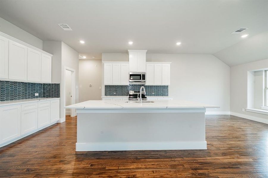 Furnished interior view inside a new home in , Celeste (Image 18).