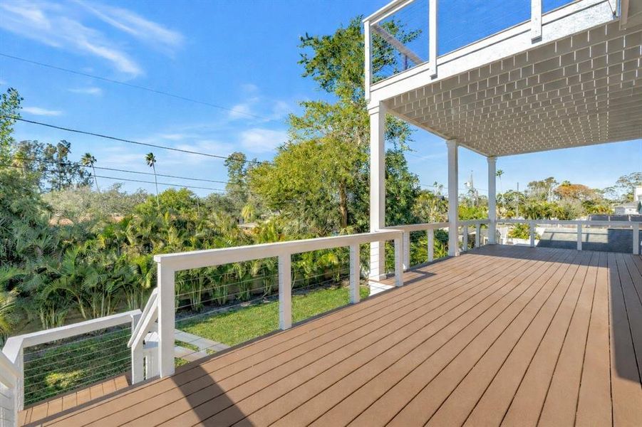 Exterior details and patio area of a home in , St. Petersburg (Image 32).