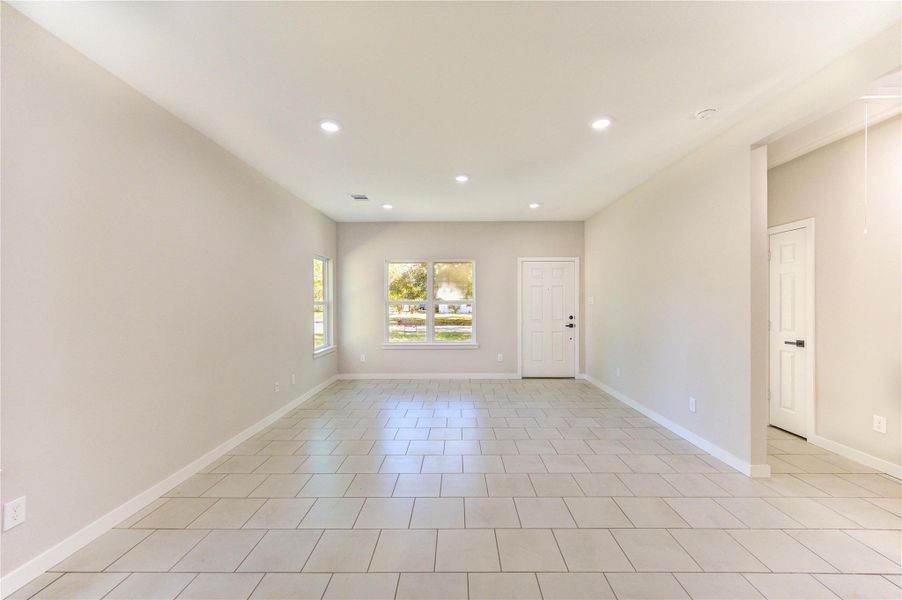 Spacious, unfurnished interior of a new home in , Navasota (Image 28).