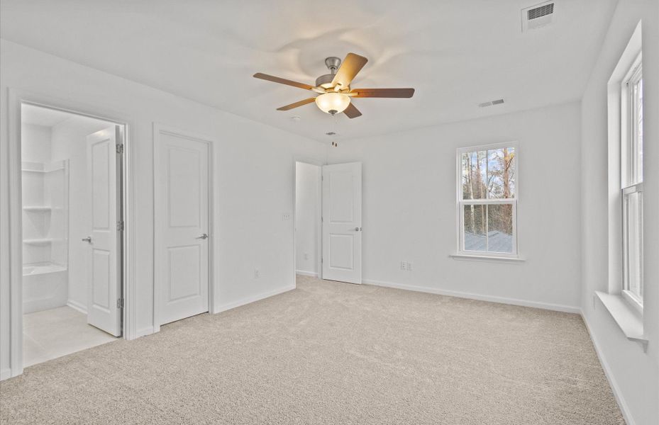 Spacious, unfurnished interior of a new home in Briarwood Reserve, Spartanburg (Image 11).