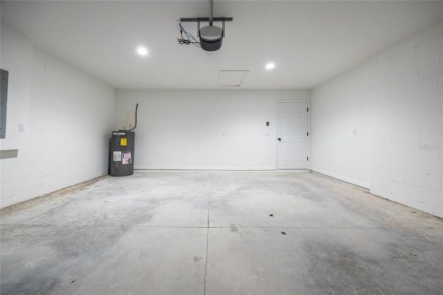 Spacious, unfurnished interior of a new home in , Ocklawaha (Image 28).