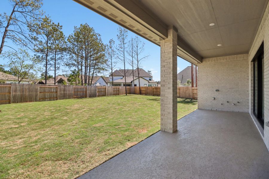 Exterior details and patio area of a home in Evergreen 60', Conroe (Image 23).