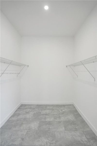 Spacious, unfurnished interior of a new home in , Fort Lauderdale (Image 33).
