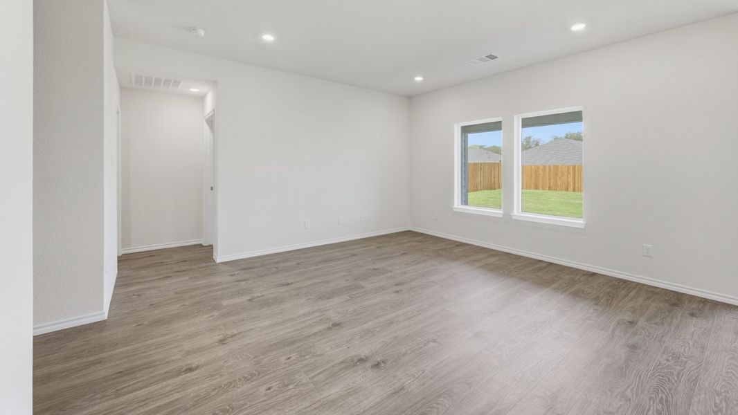 Spacious, unfurnished interior of a new home in Saddlebrook, Waxahachie (Image 27).
