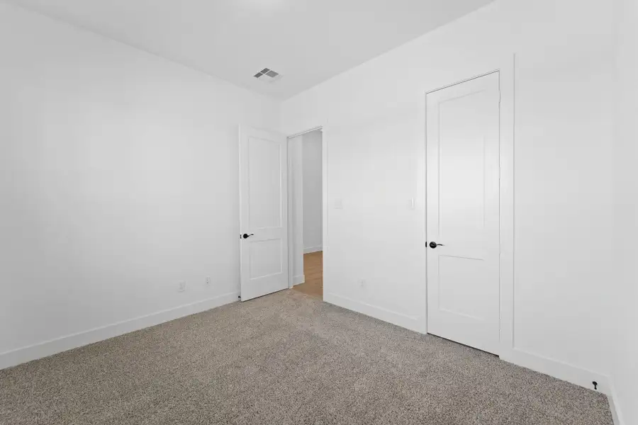 Spacious, unfurnished interior of a new home in Riceland, Mont Belvieu (Image 8).