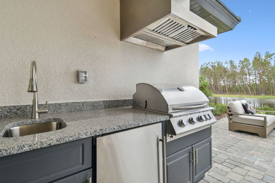 Representative interior finishes for a home built from the Sweetwater by William Ryan Homes in The Sanctuary – Resort Collection, Punta Gorda (Image 22).