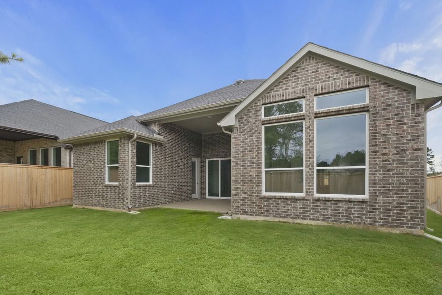 Exterior details and patio area of a home in Kresston, Montgomery (Image 3).