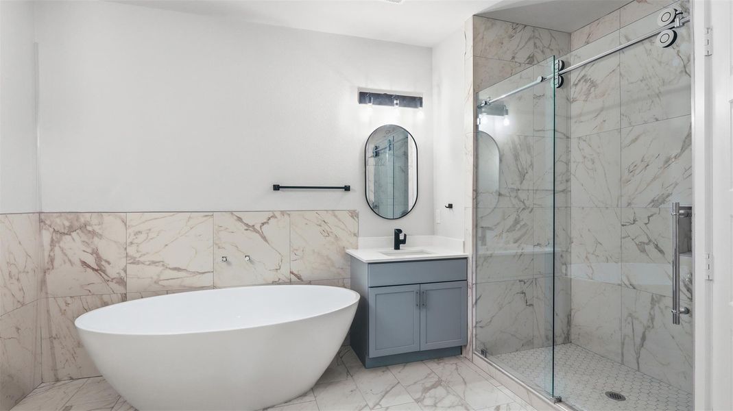 PRIMARY BATH TUB AND SHOWER PRIMARY BATH TUB AND SHOWER