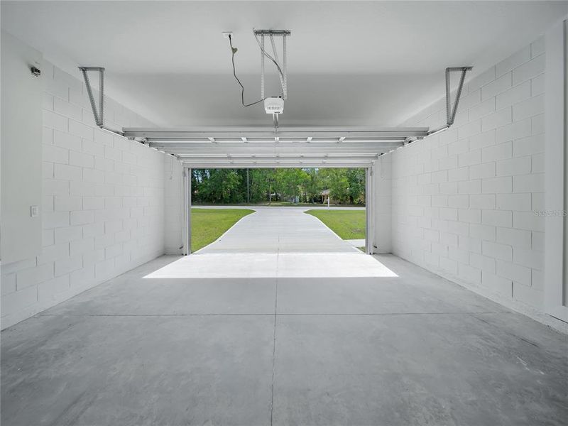 Exterior details and patio area of a home in , Citrus Springs (Image 3).