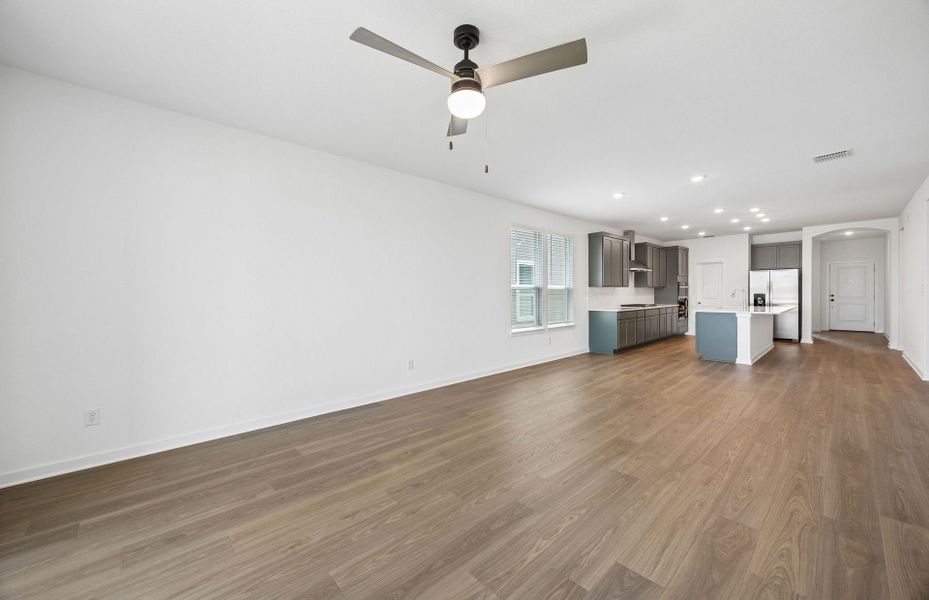 Spacious, unfurnished interior of a new home in Sunfield, Buda (Image 24).
