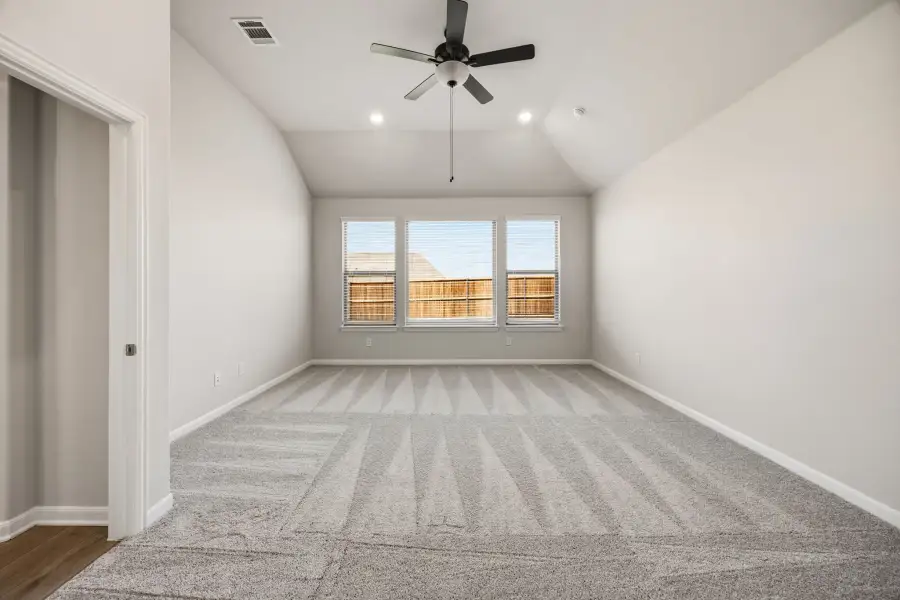 Spacious, unfurnished interior of a new home in Tinsley Meadows, Van Alstyne (Image 20).