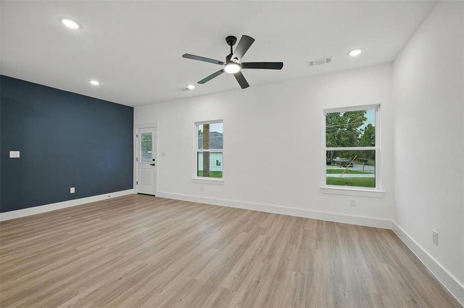Unfurnished room featuring light wood-style floors, ceiling fan, recessed lighting, and baseboards