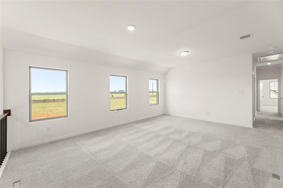 Spacious, unfurnished interior of a new home in Creekview Fossil Ridge, Pilot Point (Image 14).