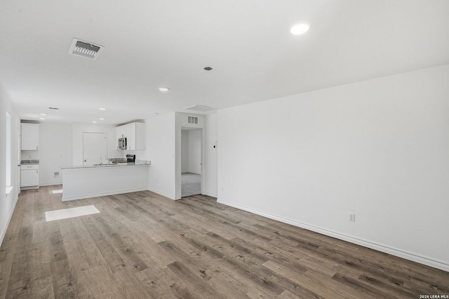 Spacious, unfurnished interior of a new home in Vista Real, Converse (Image 20).