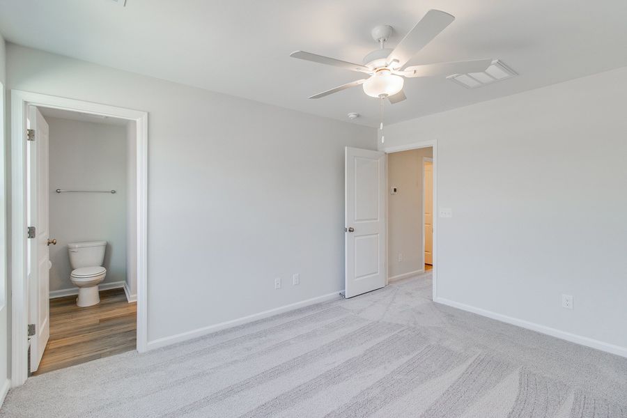 Spacious, unfurnished interior of a new home in Astoria, Columbia (Image 23).