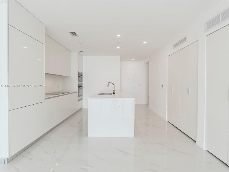 Spacious, unfurnished interior of a new home in Aria Reserve, Miami (Image 22).