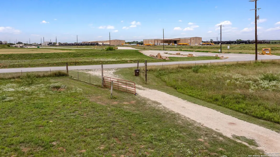 Community amenities in , Elmendorf (Image 10).