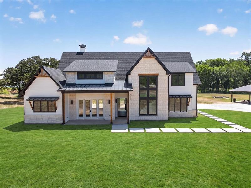 The warm combination of white brick with raw cedar timbers creates a welcoming, sophisticated look. The warm combination of white brick with raw cedar timbers creates a welcoming, sophisticated look.