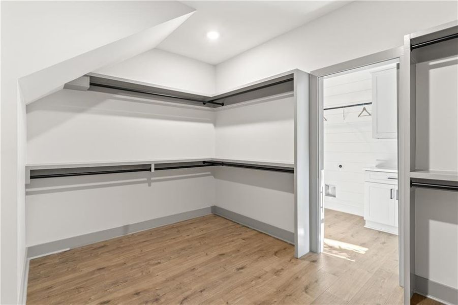 Spacious, unfurnished interior of a new home in , Jasper (Image 39).