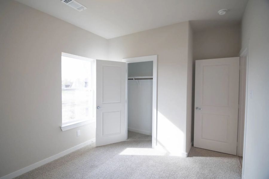 Representative unfurnished interior of a home built from the Hudson by Stonehollow Homes in Heritage Grove, Blue Ridge (Image 25).