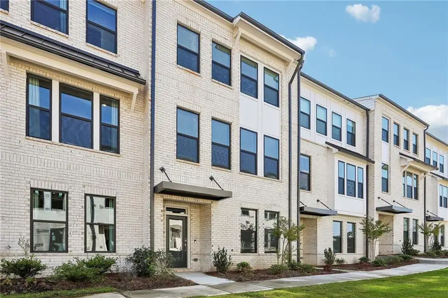 Condo located in Cumming, GA showcasing its design and architecture (Image 4).