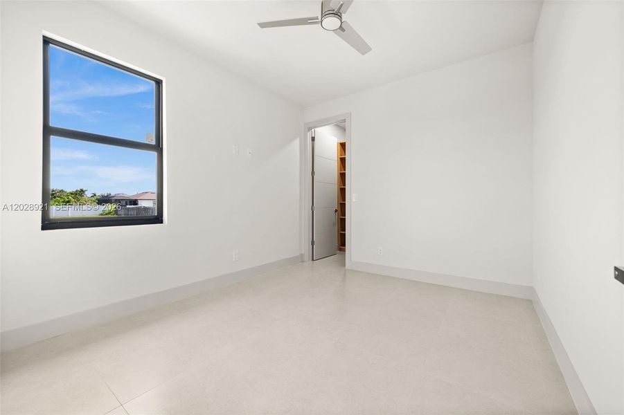 Spacious, unfurnished interior of a new home in , Cape Coral (Image 17).