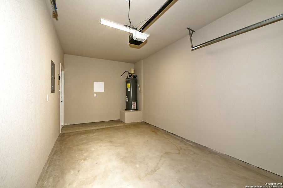 Spacious, unfurnished interior of a new home in , San Antonio (Image 32).