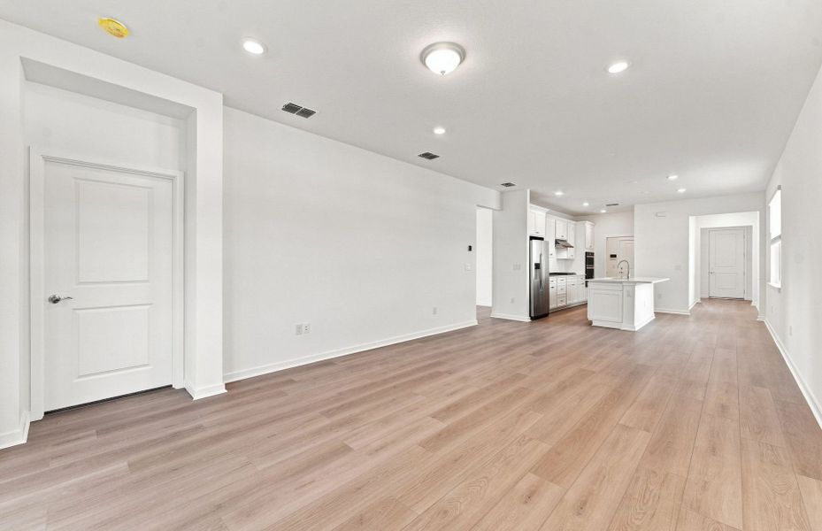 Spacious, unfurnished interior of a new home in Del Webb Sunchase, Parrish (Image 16).