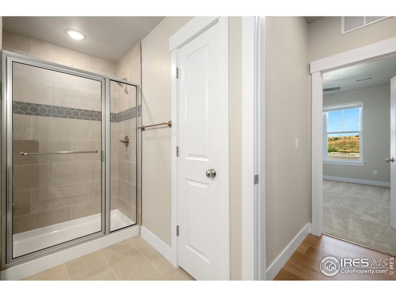 Primary bathroom w/ beautiful finishes & linen closet