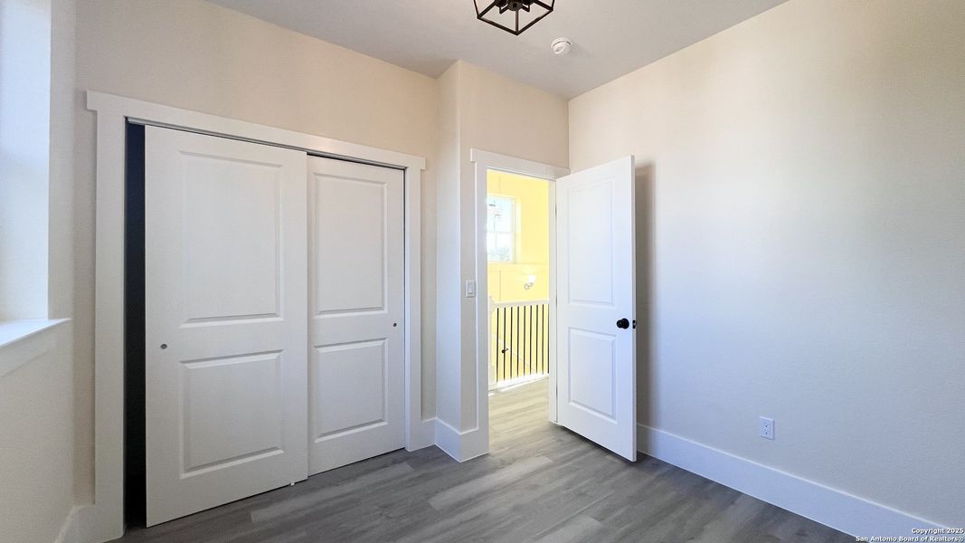 Spacious, unfurnished interior of a new home in , Bandera (Image 7).